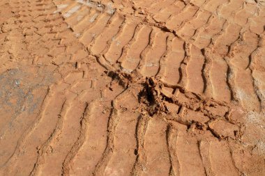 Yumuşak zeminden geçen ağır araç lastiklerinin izleri..