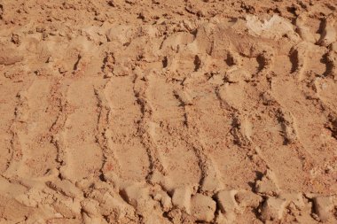 Yumuşak zeminden geçen ağır araç lastiklerinin izleri..