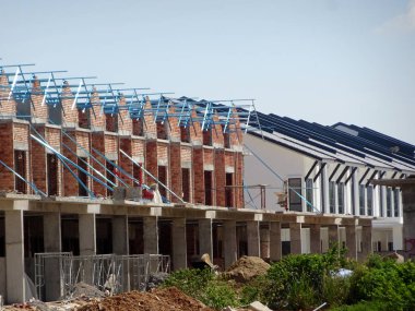 Kuala Lumpur, Malezya -16 Haziran 2019: Malezya'da yapım aşamasında olan çift katlı lüks teras ev. Modern ve çağdaş bir tarza sahip bir mimar tarafından tasarlanmıştır. 