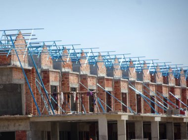 Kuala Lumpur, Malezya -16 Haziran 2019: Malezya'da yapım aşamasında olan çift katlı lüks teras ev. Modern ve çağdaş bir tarza sahip bir mimar tarafından tasarlanmıştır. 