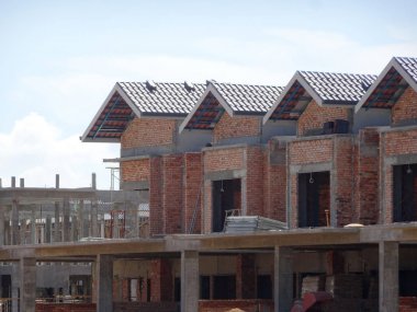 Kuala Lumpur, Malezya -16 Haziran 2019: Malezya'da yapım aşamasında olan çift katlı lüks teras ev. Modern ve çağdaş bir tarza sahip bir mimar tarafından tasarlanmıştır. 