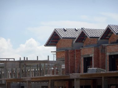 Kuala Lumpur, Malezya -16 Haziran 2019: Malezya'da yapım aşamasında olan çift katlı lüks teras ev. Modern ve çağdaş bir tarza sahip bir mimar tarafından tasarlanmıştır. 