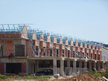 Kuala Lumpur, Malezya -16 Haziran 2019: Malezya'da yapım aşamasında olan çift katlı lüks teras ev. Modern ve çağdaş bir tarza sahip bir mimar tarafından tasarlanmıştır. 