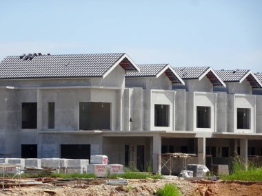 Kuala Lumpur, Malezya -16 Haziran 2019: Malezya'da yapım aşamasında olan çift katlı lüks teras ev. Modern ve çağdaş bir tarza sahip bir mimar tarafından tasarlanmıştır. 