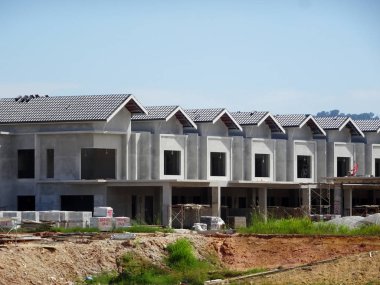 Kuala Lumpur, Malezya -16 Haziran 2019: Malezya'da yapım aşamasında olan çift katlı lüks teras ev. Modern ve çağdaş bir tarza sahip bir mimar tarafından tasarlanmıştır. 