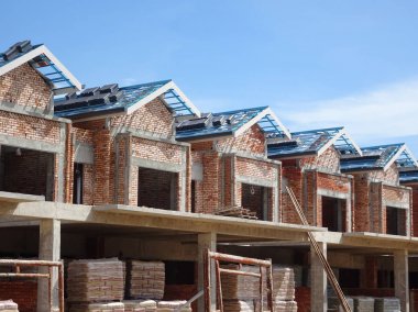 Kuala Lumpur, Malezya -16 Haziran 2019: Malezya'da yapım aşamasında olan çift katlı lüks teras ev. Modern ve çağdaş bir tarza sahip bir mimar tarafından tasarlanmıştır. 