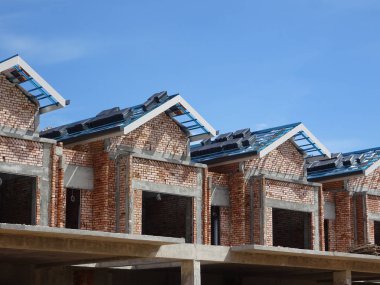 Kuala Lumpur, Malezya -16 Haziran 2019: Malezya'da yapım aşamasında olan çift katlı lüks teras ev. Modern ve çağdaş bir tarza sahip bir mimar tarafından tasarlanmıştır. 