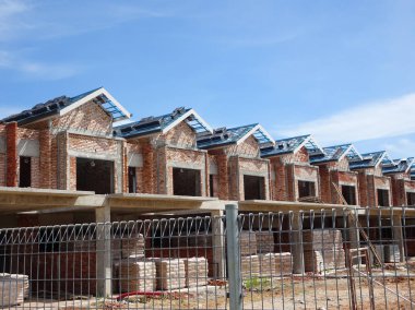 Kuala Lumpur, Malezya -16 Haziran 2019: Malezya'da yapım aşamasında olan çift katlı lüks teras ev. Modern ve çağdaş bir tarza sahip bir mimar tarafından tasarlanmıştır. 