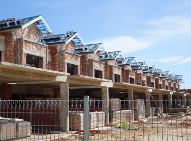 Kuala Lumpur, Malezya -16 Haziran 2019: Malezya'da yapım aşamasında olan çift katlı lüks teras ev. Modern ve çağdaş bir tarza sahip bir mimar tarafından tasarlanmıştır. 