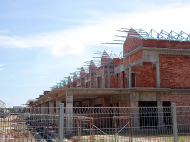 Kuala Lumpur, Malezya -16 Haziran 2019: Malezya'da yapım aşamasında olan çift katlı lüks teras ev. Modern ve çağdaş bir tarza sahip bir mimar tarafından tasarlanmıştır. 