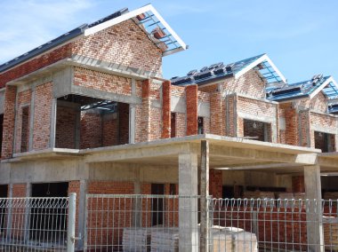 Kuala Lumpur, Malezya -16 Haziran 2019: Malezya'da yapım aşamasında olan çift katlı lüks teras ev. Modern ve çağdaş bir tarza sahip bir mimar tarafından tasarlanmıştır. 