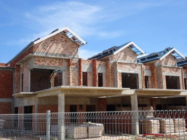 Kuala Lumpur, Malezya -16 Haziran 2019: Malezya'da yapım aşamasında olan çift katlı lüks teras ev. Modern ve çağdaş bir tarza sahip bir mimar tarafından tasarlanmıştır. 