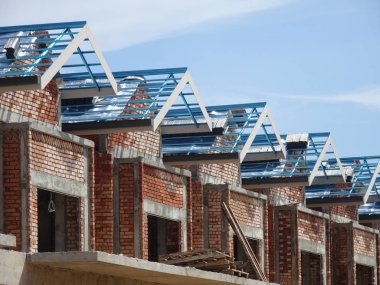 Kuala Lumpur, Malezya -16 Haziran 2019: Malezya'da yapım aşamasında olan çift katlı lüks teras ev. Modern ve çağdaş bir tarza sahip bir mimar tarafından tasarlanmıştır. 