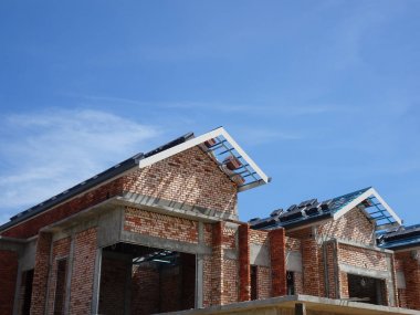 Kuala Lumpur, Malezya -16 Haziran 2019: Malezya'da yapım aşamasında olan çift katlı lüks teras ev. Modern ve çağdaş bir tarza sahip bir mimar tarafından tasarlanmıştır. 