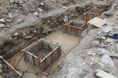 Şantiyede inşaat halindeki kazık kapağı ve sütun kütüğü. Kalıp olarak kontrplak kereste ile betonarme kullanılarak inşa.