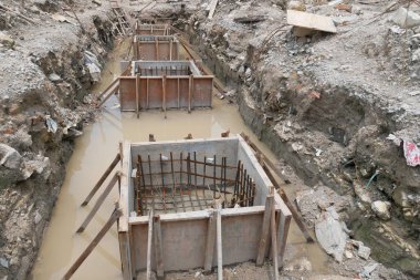 Şantiyede inşaat halindeki kazık kapağı ve sütun kütüğü. Kalıp olarak kontrplak kereste ile betonarme kullanılarak inşa.
