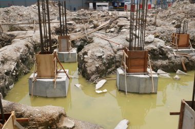 Şantiyede inşaat halindeki kazık kapağı ve sütun kütüğü. Kalıp olarak kontrplak kereste ile betonarme kullanılarak inşa.