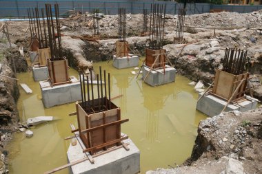 Şantiyede inşaat halindeki kazık kapağı ve sütun kütüğü. Kalıp olarak kontrplak kereste ile betonarme kullanılarak inşa.