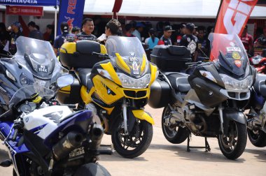 Kuala Lumpur, Malezya -14 Şubat 2018: Maceracı binici için kullanılan touring motosiklet. Uzun mesafe binici ve dinlenme tarzı için uygundur.