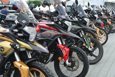 Kuala Lumpur, Malezya -14 Şubat 2018: Maceracı binici için kullanılan touring motosiklet. Uzun mesafe binici ve dinlenme tarzı için uygundur.