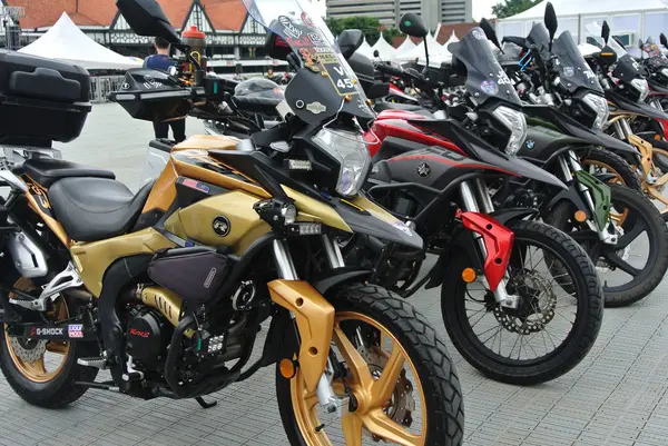Kuala Lumpur, Malezya -14 Şubat 2018: Maceracı binici için kullanılan touring motosiklet. Uzun mesafe binici ve dinlenme tarzı için uygundur.