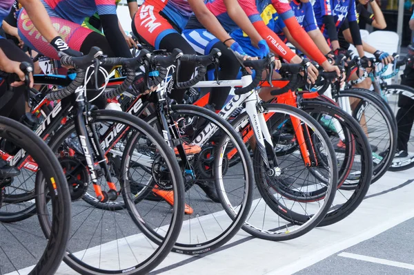 クアラルンプール マレーシア 2019年3月16日 女性サイクリストのグループがスタートラインに立つ準備ができています レース前にブリーフィングされる — ストック写真