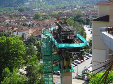 Kuala Lumpur, Malezya -02 Ocak 2017: Şantiyede yüksekte çalışan inşaat işçileri. Başlarına kötü bir şey gelmesini önlemek için uygun güvenlik donanımı takmaları istenir.. 