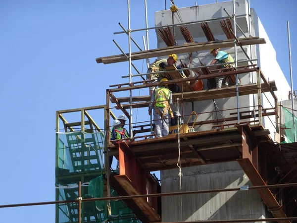 Kuala Lumpur Malasia Enero 2017 Trabajadores Construcción Que Trabajan Altura — Foto de Stock