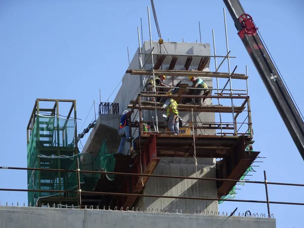 クアラルンプール マレーシア 2017 建設現場で高さで働く建設労働者 彼らは彼らに悪いことが起こるのを防ぐために適切な安全装置を着用するように要求されます — ストック写真
