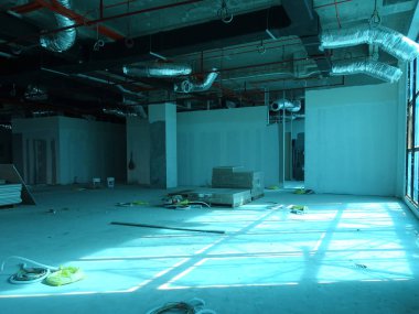 Kuala Lumpur, Malezya -27 Nisan 2018: Şantiyede inşaat işçileri tarafından alçıpan montaj çalışmaları devam ediyor. Bir iç duvar için bölüm yapmak için en kolay ve en ucuz yoludur. 