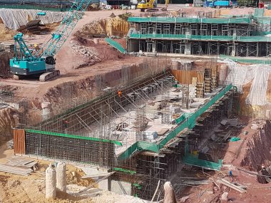 Kuala Lumpur, Malezya -14 Temmuz 2017: Açık kesim yöntemi kullanılarak inşaat altında bodrum inşa. Kuruluşundan sonra bina alt yapı inşaatı oldu.