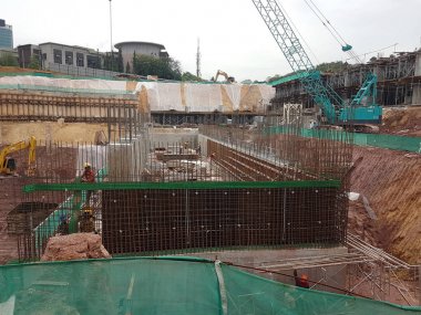 Kuala Lumpur, Malezya -14 Temmuz 2017: Açık kesim yöntemi kullanılarak inşaat altında bodrum inşa. Kuruluşundan sonra bina alt yapı inşaatı oldu.