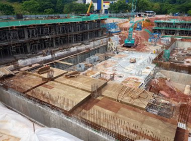 Kuala Lumpur, Malezya -14 Temmuz 2017: Açık kesim yöntemi kullanılarak inşaat altında bodrum inşa. Kuruluşundan sonra bina alt yapı inşaatı oldu.