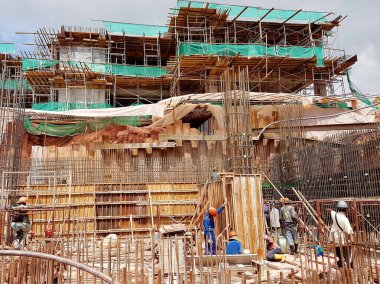 Kuala Lumpur, Malezya -14 Temmuz 2017: Açık kesim yöntemi kullanılarak inşaat altında bodrum inşa. Kuruluşundan sonra bina alt yapı inşaatı oldu.