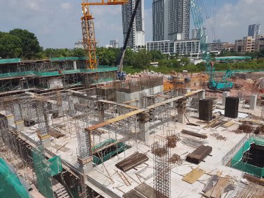 Kuala Lumpur, Malezya -14 Temmuz 2017: Açık kesim yöntemi kullanılarak inşaat altında bodrum inşa. Kuruluşundan sonra bina alt yapı inşaatı oldu.