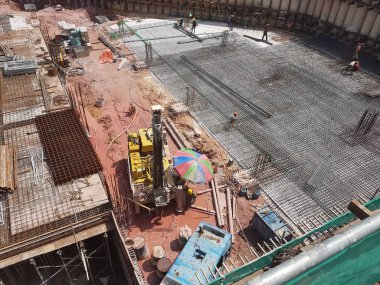 Kuala Lumpur, Malezya -14 Temmuz 2017: Açık kesim yöntemi kullanılarak inşaat altında bodrum inşa. Kuruluşundan sonra bina alt yapı inşaatı oldu.