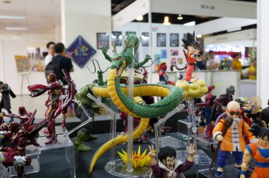 Kuala Lumpur, Malezya -27 Şubat 2019: Popüler Japon animasyon serisi Dragonball model ölçekli aksiyon figürleri karakterleri odaklı seçildi. Masadaki toplayıcı ve fanile görüntüle. 