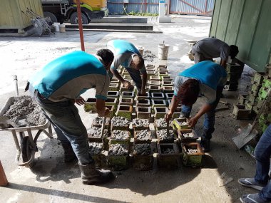 Kuala Lumpur, Malezya -17 Haziran 2017: Laboratuvarda beton sıkıştırma ve mukavemet testi için beton küphazırlanması. Standart küp şeklinde beton blok almak için kullanılan kare çelik kalıp.  