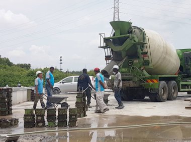Kuala Lumpur, Malezya -17 Haziran 2017: Laboratuvarda beton sıkıştırma ve mukavemet testi için beton küphazırlanması. Standart küp şeklinde beton blok almak için kullanılan kare çelik kalıp.  