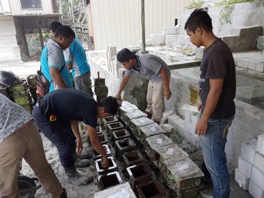 Kuala Lumpur, Malezya -17 Haziran 2017: Laboratuvarda beton sıkıştırma ve mukavemet testi için beton küphazırlanması. Standart küp şeklinde beton blok almak için kullanılan kare çelik kalıp.  