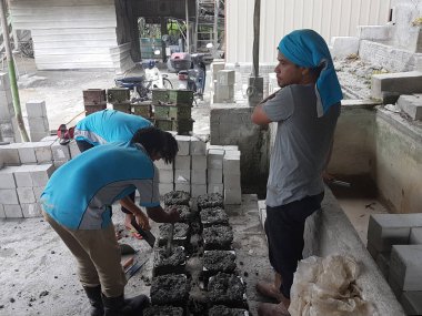 Kuala Lumpur, Malezya -17 Haziran 2017: Laboratuvarda beton sıkıştırma ve mukavemet testi için beton küphazırlanması. Standart küp şeklinde beton blok almak için kullanılan kare çelik kalıp.  