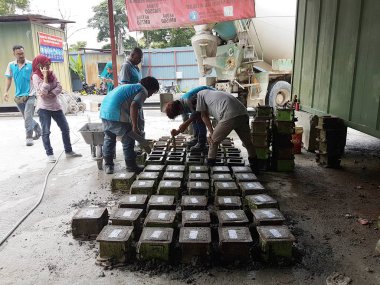 Kuala Lumpur, Malezya -17 Haziran 2017: Laboratuvarda beton sıkıştırma ve mukavemet testi için beton küphazırlanması. Standart küp şeklinde beton blok almak için kullanılan kare çelik kalıp.  