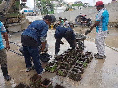 Kuala Lumpur, Malezya -17 Haziran 2017: Laboratuvarda beton sıkıştırma ve mukavemet testi için beton küphazırlanması. Standart küp şeklinde beton blok almak için kullanılan kare çelik kalıp.  