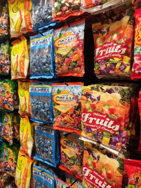 Kuala Lumpur, Malezya -16 Haziran 2019: Paketlenmiş ve satışa asılı tatlılar seçilmiş odak. Müşterilerin seçim yapmalarını kolaylaştırmak için baharat ve marka ile ayrılmış.