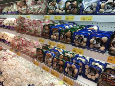 Kuala Lumpur, Malezya -06 Haziran 2019: Çeşitli mantar türlerinin odaklanmış seçili seçilmişleri iyi paketlenmiş ve satışa sunuldu. Chiller içinde türüne ve markasına göre sıralanır.