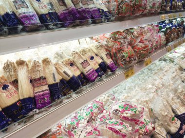 Kuala Lumpur, Malezya -06 Haziran 2019: Çeşitli mantar türlerinin odaklanmış seçili seçilmişleri iyi paketlenmiş ve satışa sunuldu. Chiller içinde türüne ve markasına göre sıralanır.