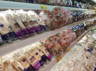 Kuala Lumpur, Malezya -06 Haziran 2019: Çeşitli mantar türlerinin odaklanmış seçili seçilmişleri iyi paketlenmiş ve satışa sunuldu. Chiller içinde türüne ve markasına göre sıralanır.