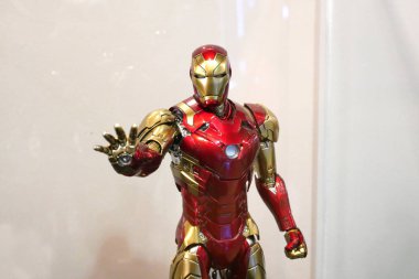 Kuala Lumpur, Malezya -22 Haziran 2019: Marvel Iron Man çizgi roman ve filmlerinden Iron Man karakteri aksiyon figürüne odaklandı. Satılık koleksiyoncu tarafından görüntülenir. 