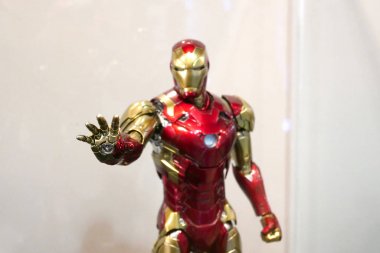 Kuala Lumpur, Malezya -22 Haziran 2019: Marvel Iron Man çizgi roman ve filmlerinden Iron Man karakteri aksiyon figürüne odaklandı. Satılık koleksiyoncu tarafından görüntülenir. 