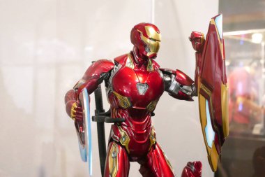 Kuala Lumpur, Malezya -22 Haziran 2019: Marvel Iron Man çizgi roman ve filmlerinden Iron Man karakteri aksiyon figürüne odaklandı. Satılık koleksiyoncu tarafından görüntülenir. 